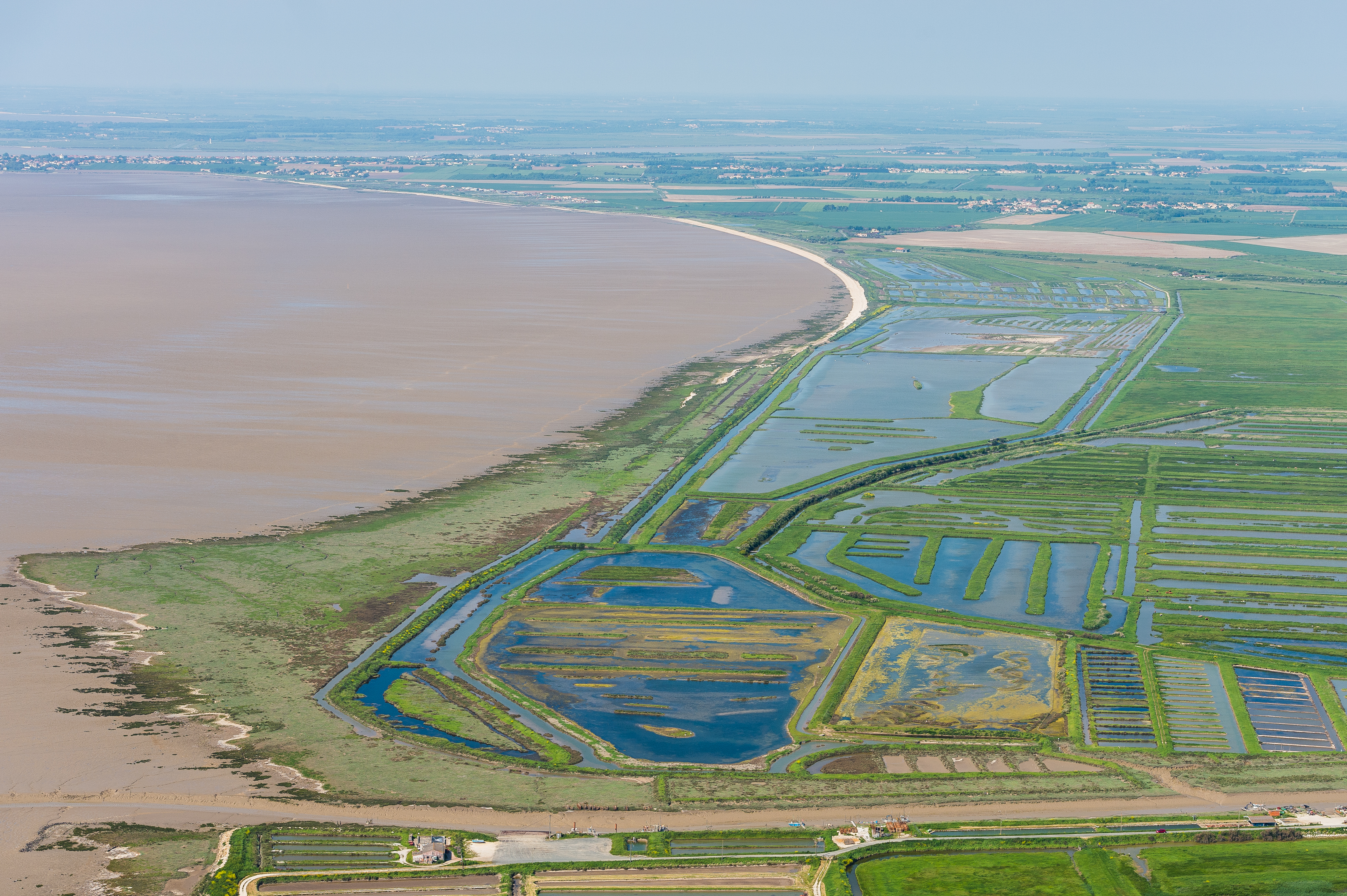 Vue aérienne de la partie continentale de la réserve naturelle des marais de Moëze